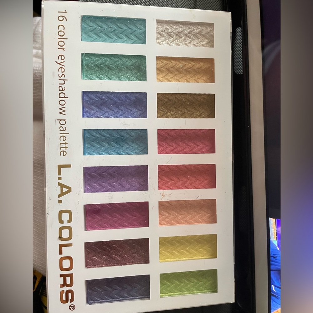L.A. Colors 16 shade pro makeup palette